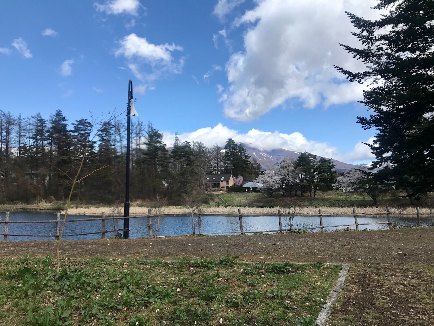 雪窓公園近くの「楓が丘交差点」からの歩道を上っていきます。浅間山が正面に見えます