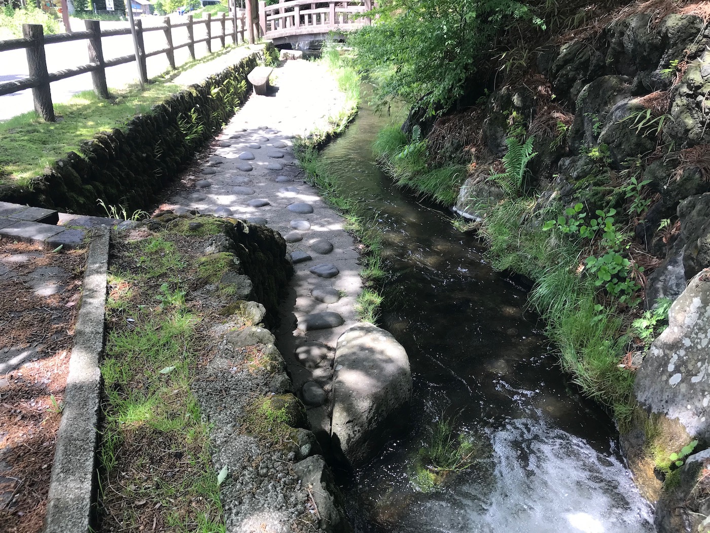 「浅間神社」前には、浅間山からの天然水がさらさらと