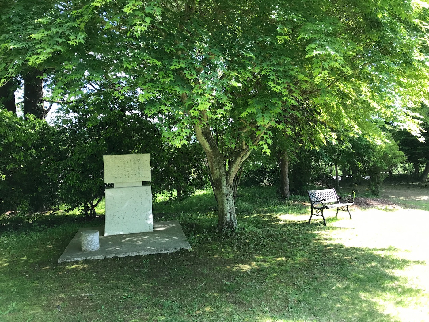 文学碑の隣は木陰のベンチ