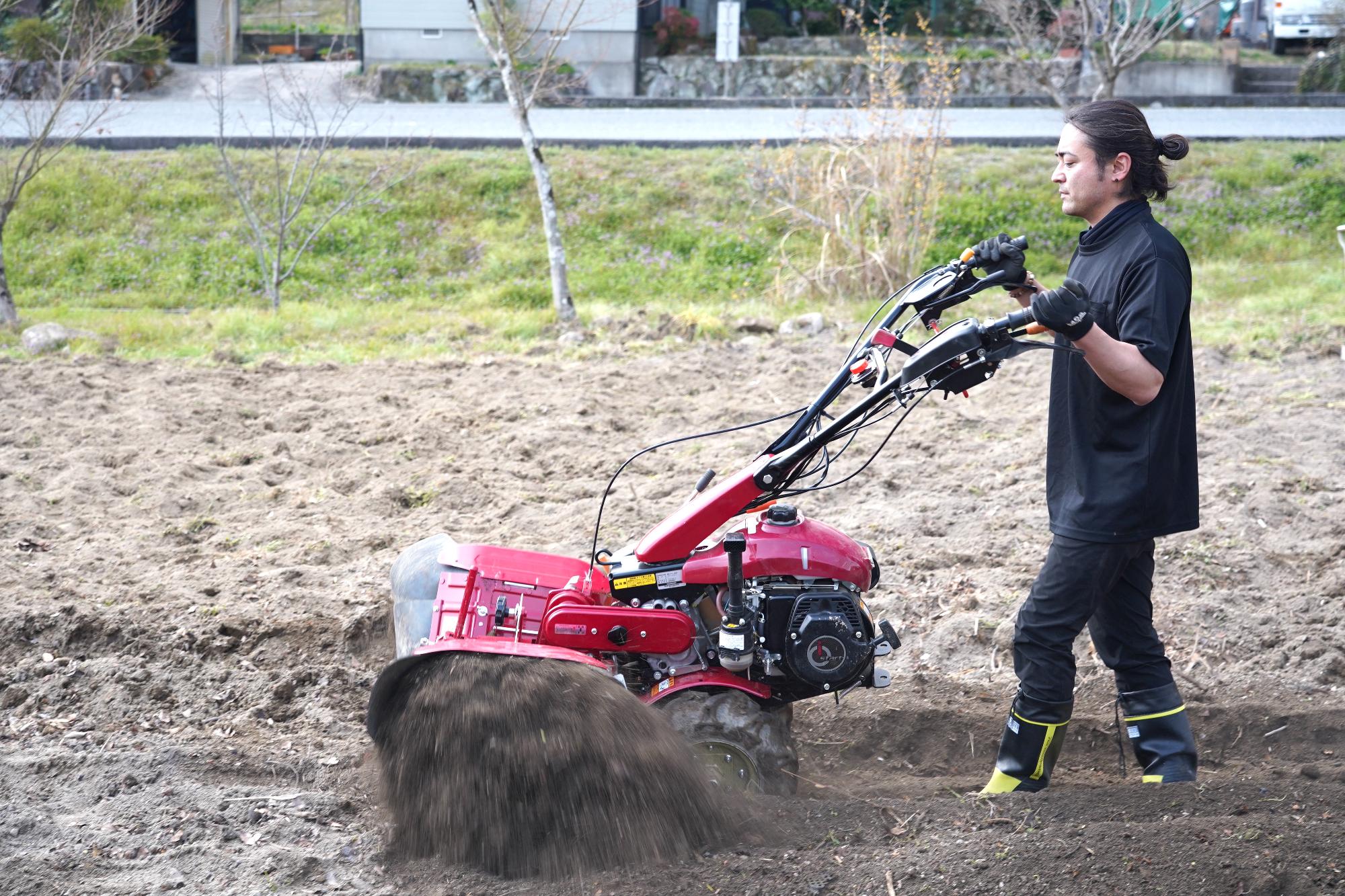トラクターを操り、畝となる土を形成していく山田さん