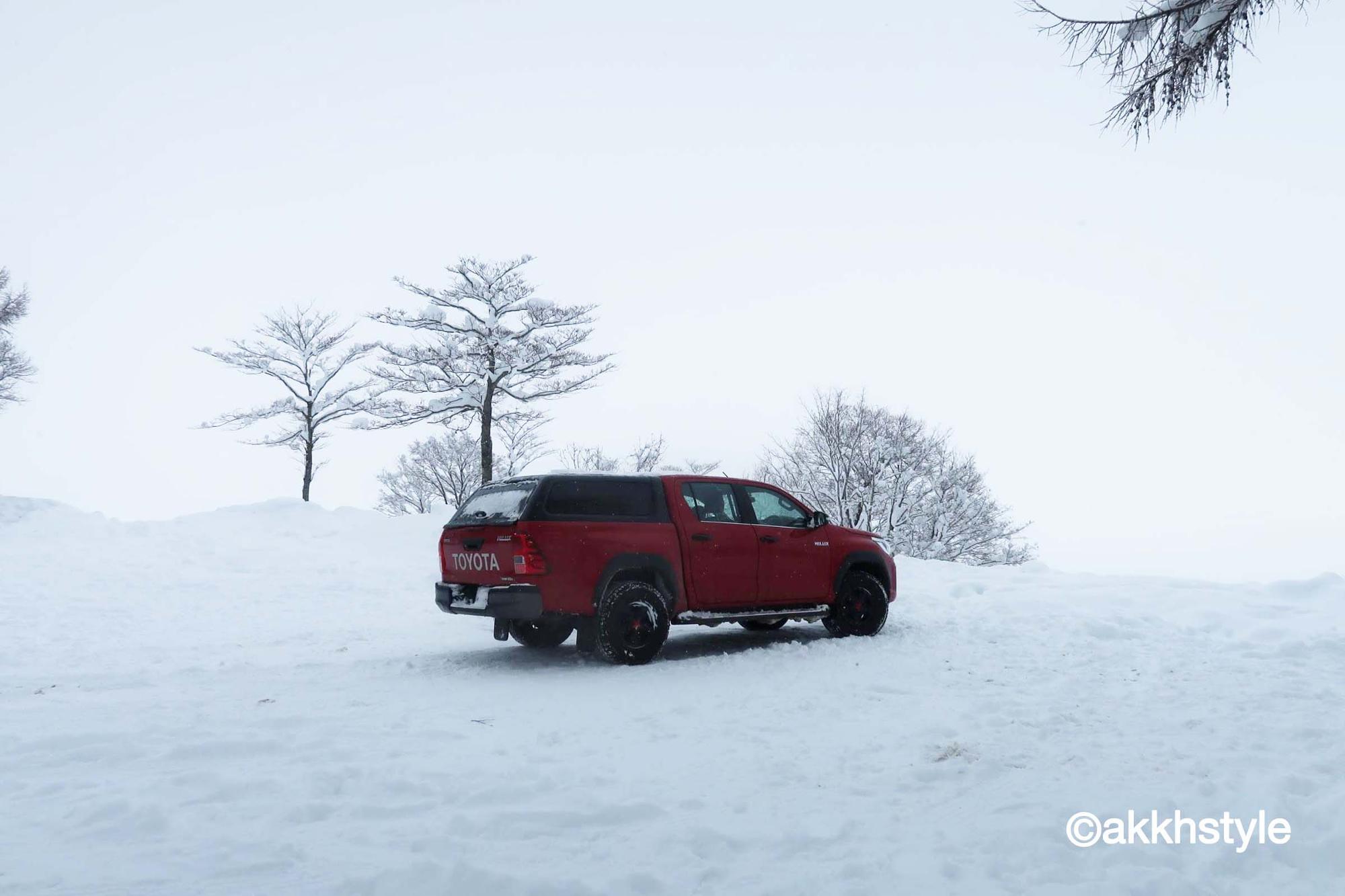 車で雪を固めるのが一番効率的です。