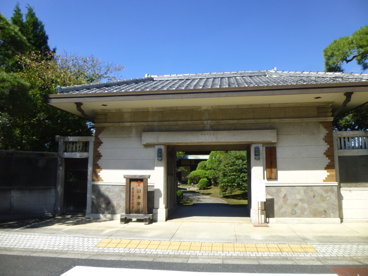 「寅さん記念館」側の入口は、洋風意匠を取り入れた長屋門