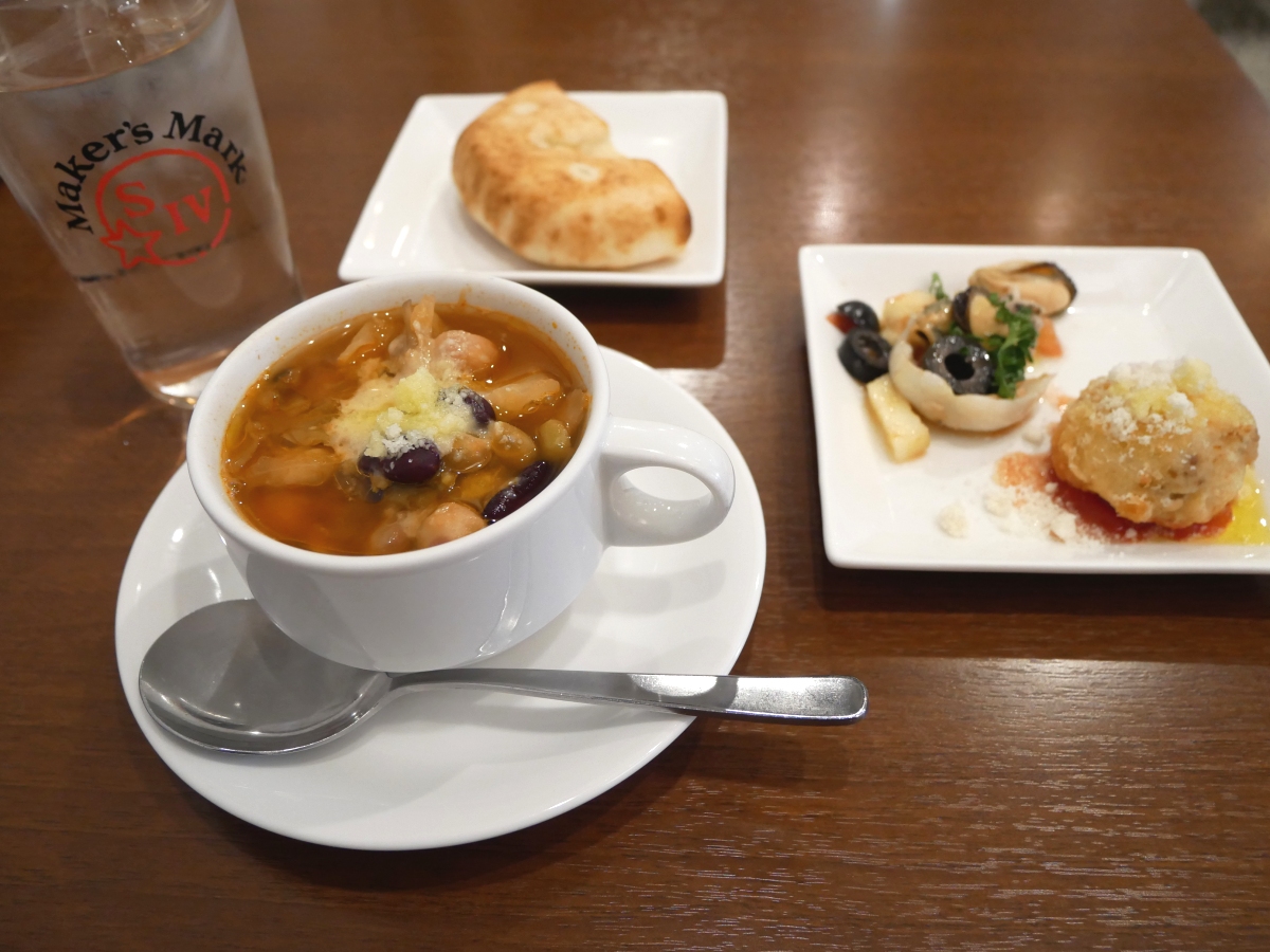 食べ応えのある前菜、スープ、パン