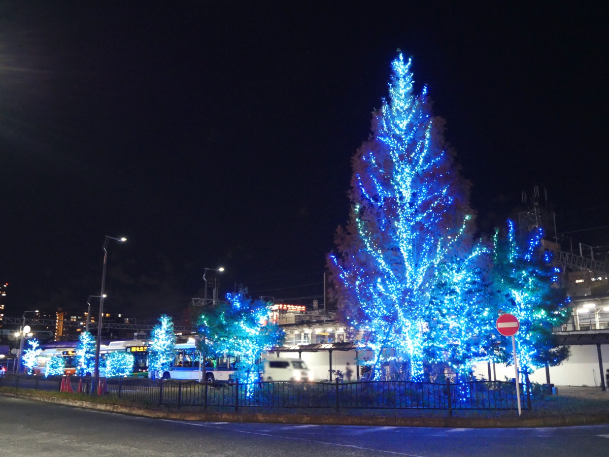 青いクリスマスツリーが立ち並ぶような南口駅前ロータリー