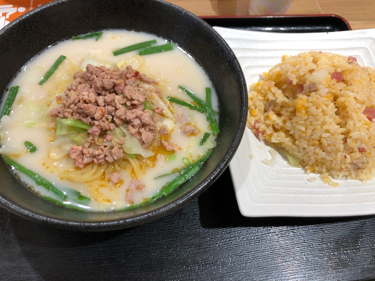 「台湾とんこつラーメン」と「卵チャーハン」の「麺飯セット」