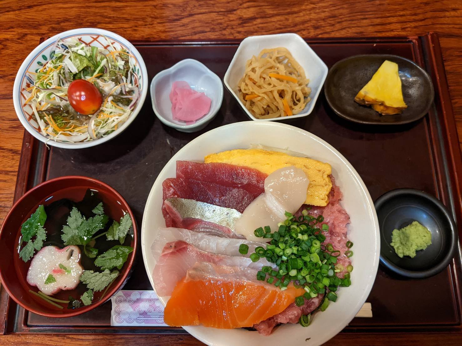 海鮮丼定食1,100円（税込）
