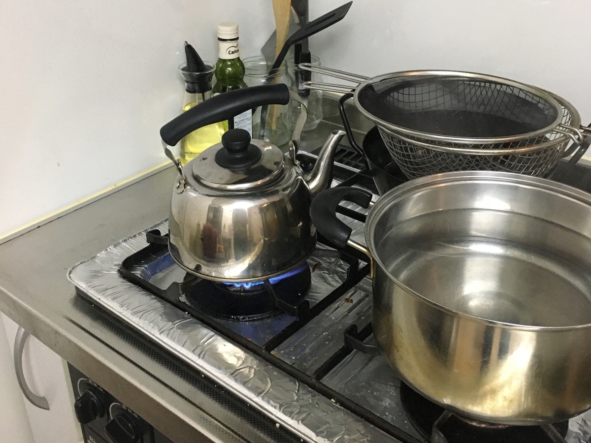 手前の鍋は麺を茹でる用、やかんはスープ用です