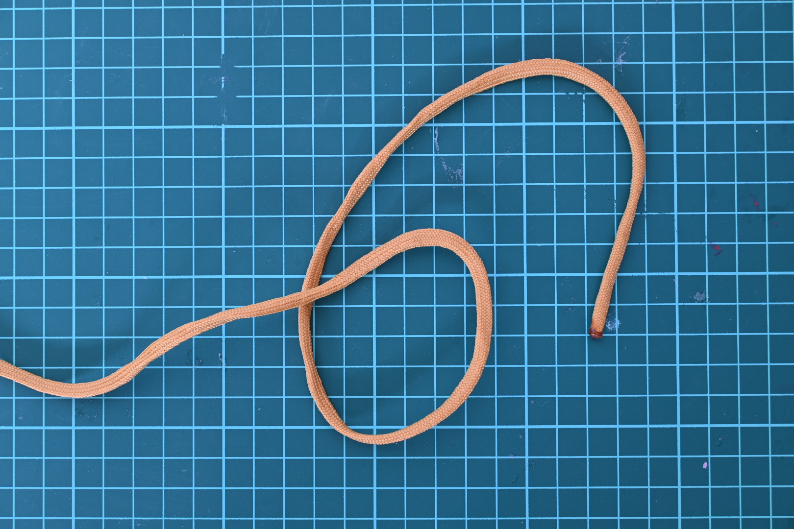 1. ロープの端を20cmくらい残して「輪っか」を作ります