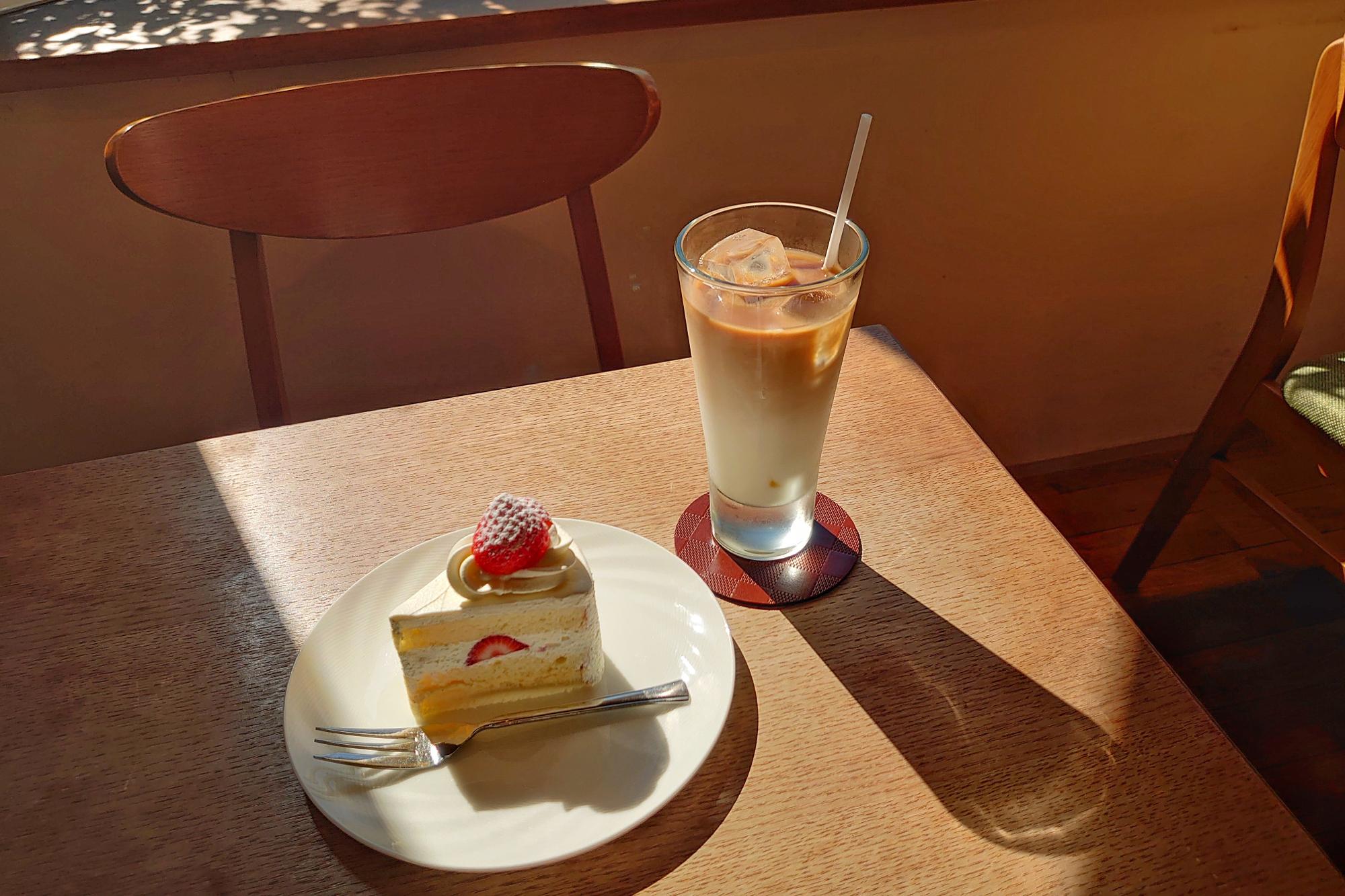 ケーキセット　イチゴショートとカフェオレ（910円税込）