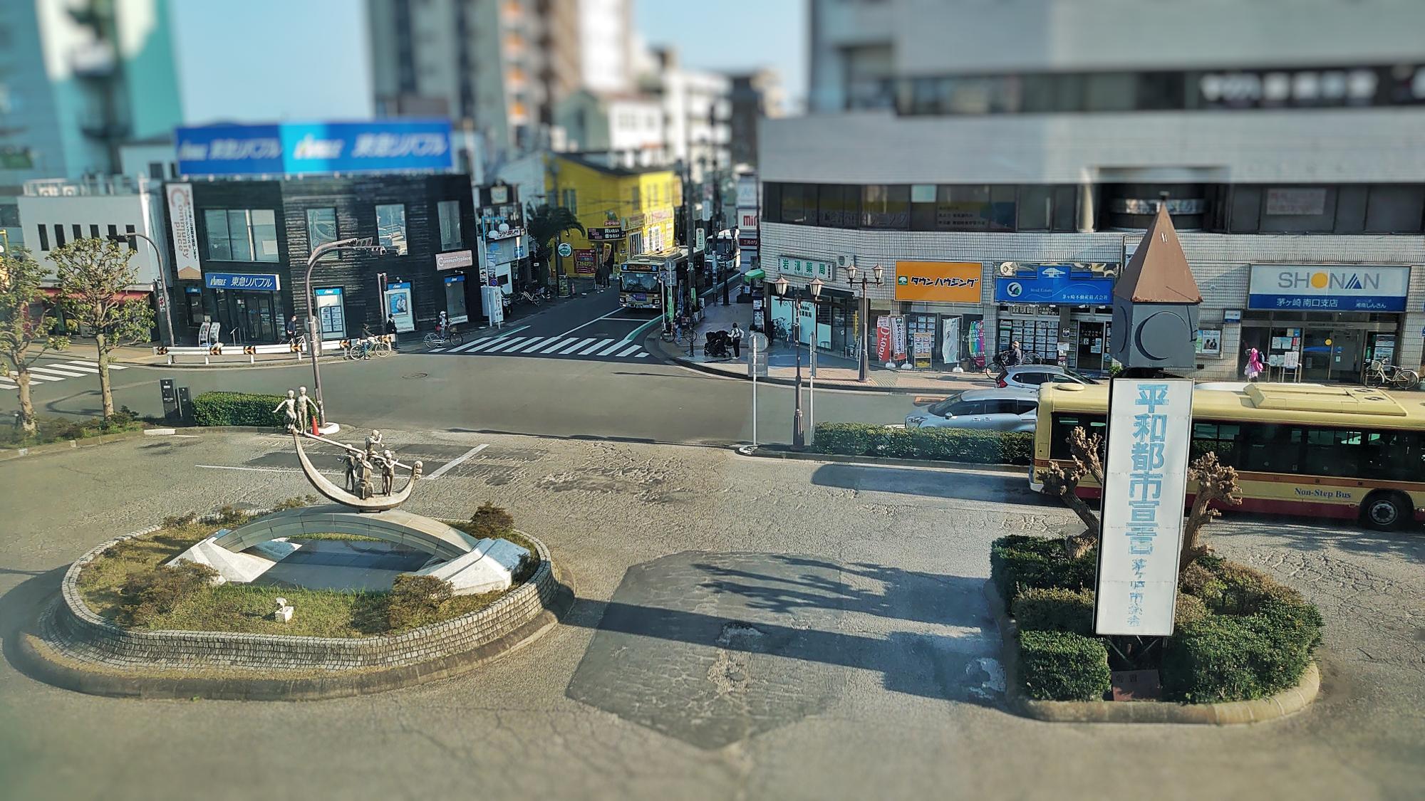 茅ヶ崎駅南口ロータリーのモニュメント。隣は故障中の時計塔。