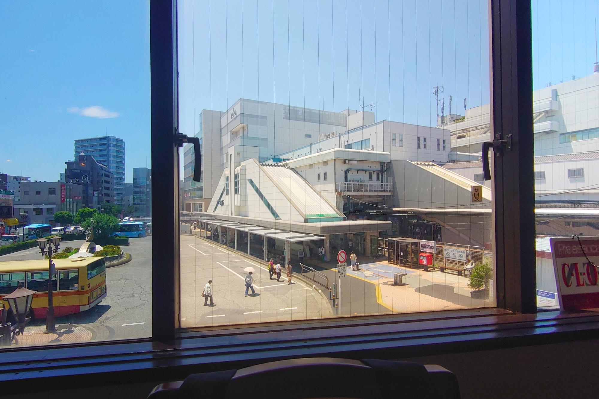 南国の音楽が流れる店内の窓から、茅ヶ崎駅がよく見えます。