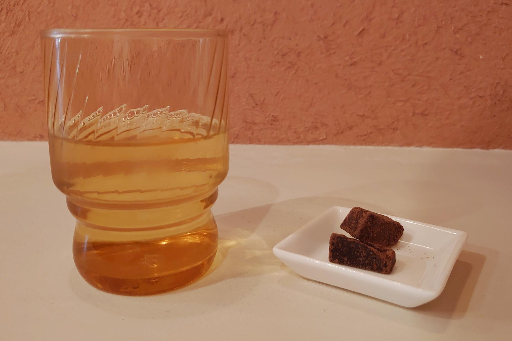 食後に提供される、さんぴん茶と黒糖ショコラ