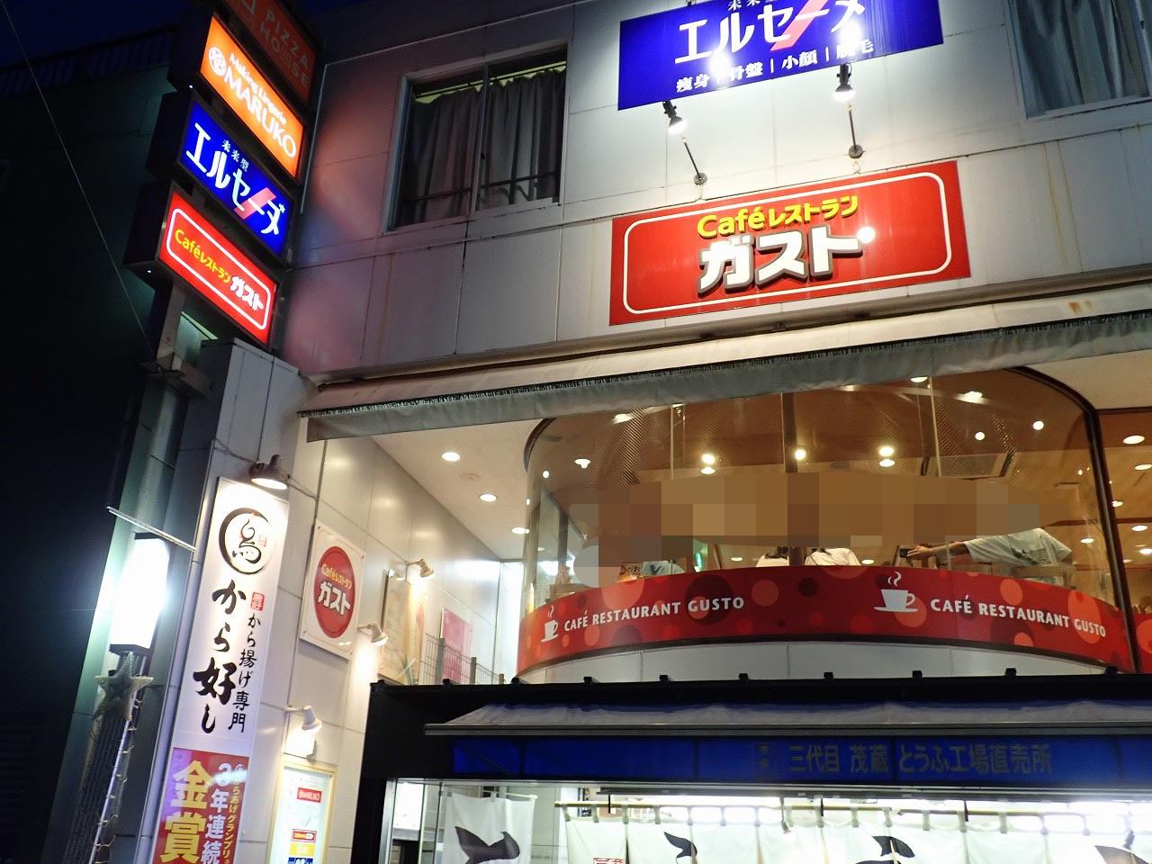 ガストの「川越クレアモール店」は「三代目茂蔵 川越直売所」が営業している建物の2階にあります