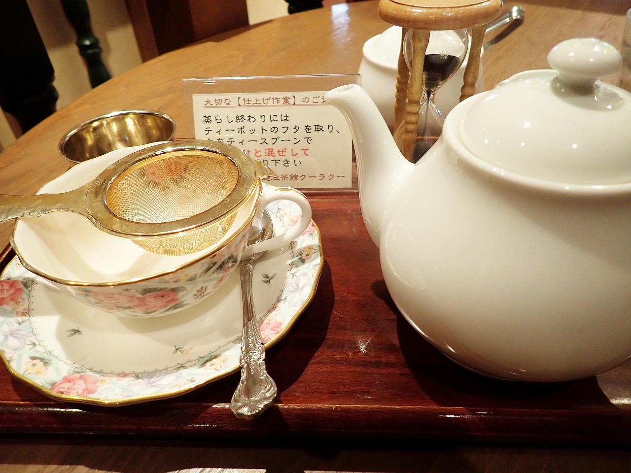 紅茶はティーポットで出てくるスタイルです。金縁のティーカップはやはりきれいです
