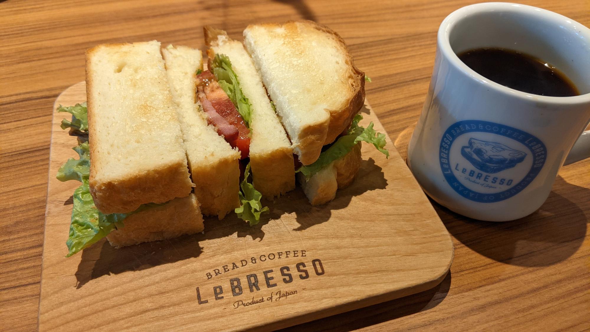 「LeBRESSO（レブレッソ）」のBLTサンドイッチ（630円）。ボリューム満点！