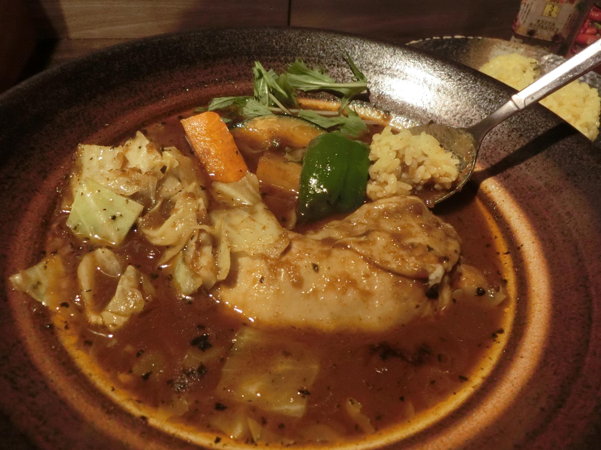 スープは北海道産のブタ骨、鶏、牛骨、野菜を煮込んだブイヨンをベースにオリジナルスパイスで仕上げられてます。