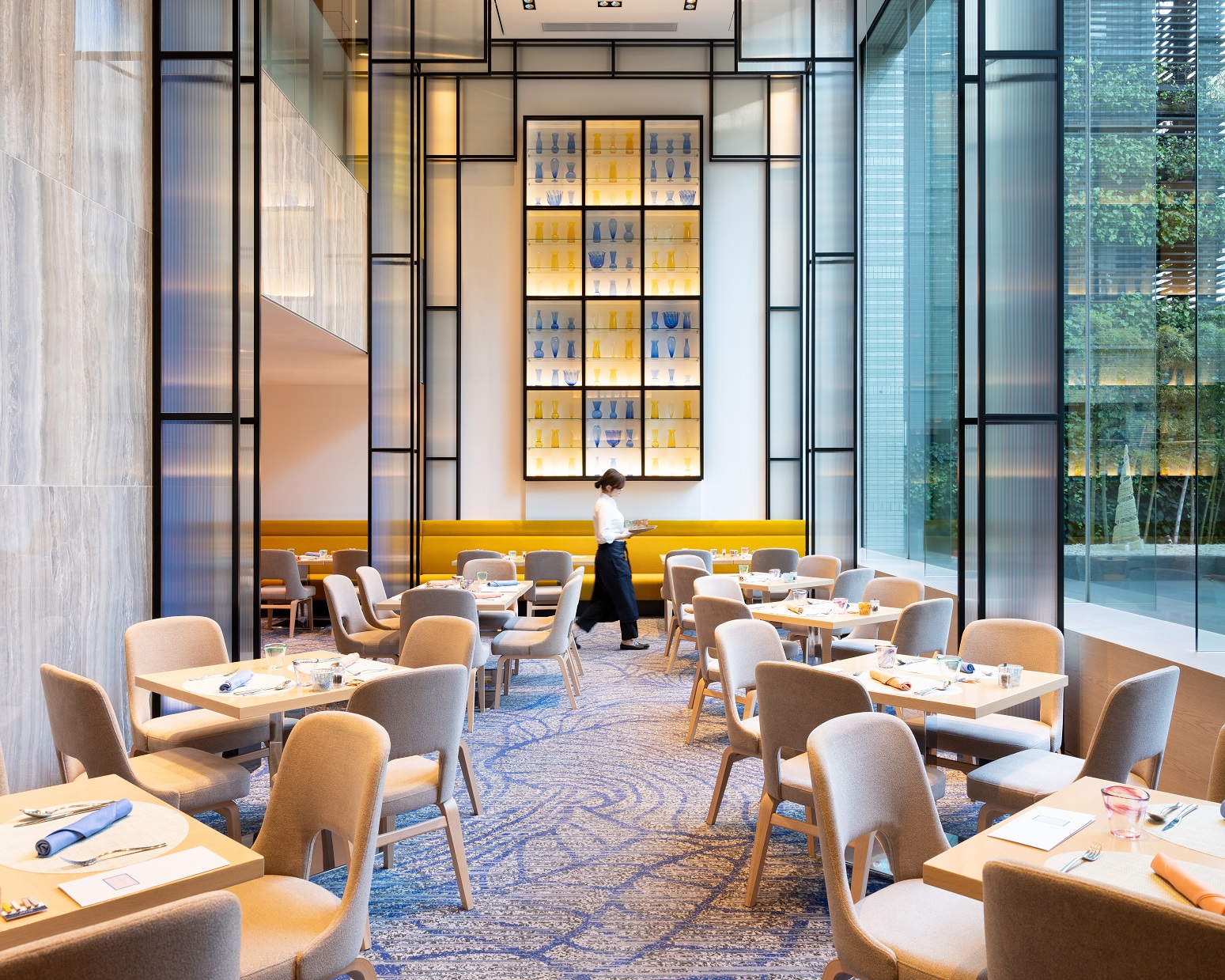 天井がたかく明るい『カフェ・イン・ザ・パーク』　写真提供：ANAクラウンプラザホテル大阪