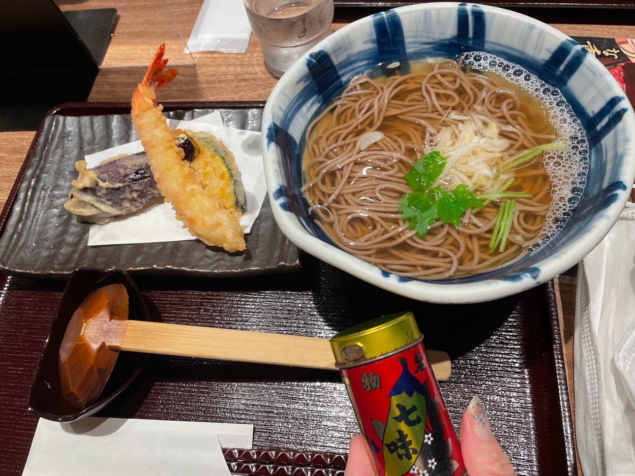 天ぷらそば　並　1070円は海老と野菜の天ぷら