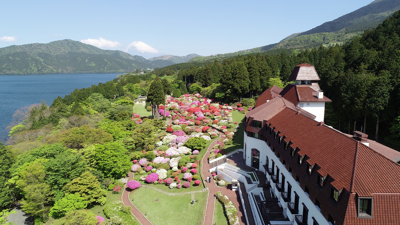 富士山と芦ノ湖と小田急 山のホテルの庭園　画像提供：小田急 山のホテル