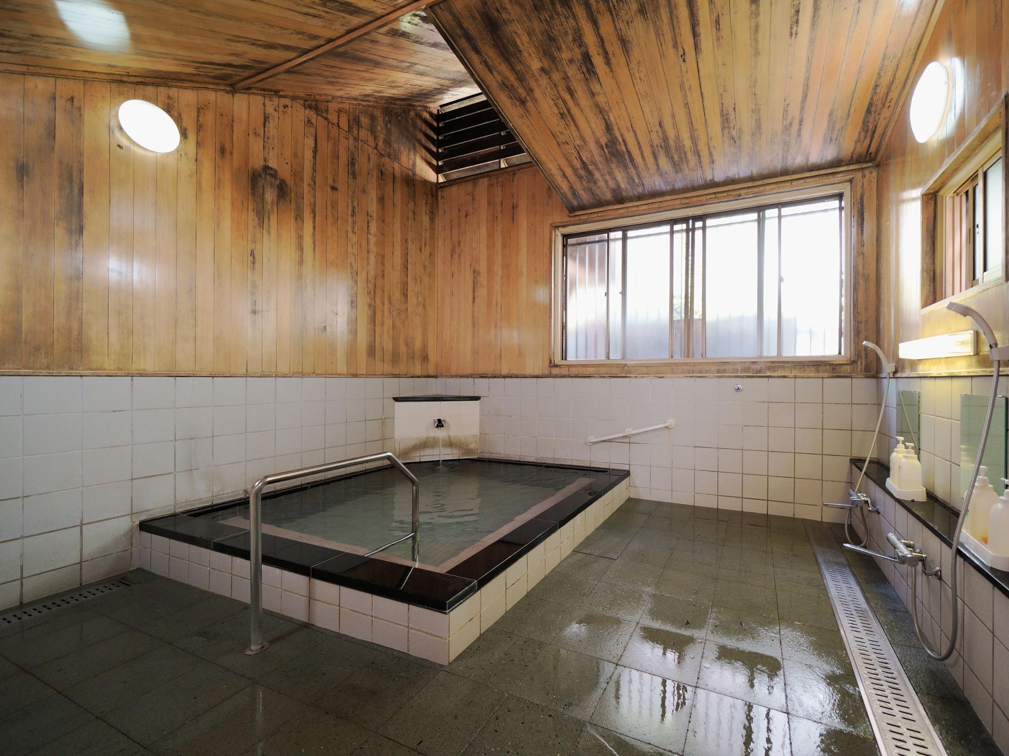 シンプルな造りの浴室