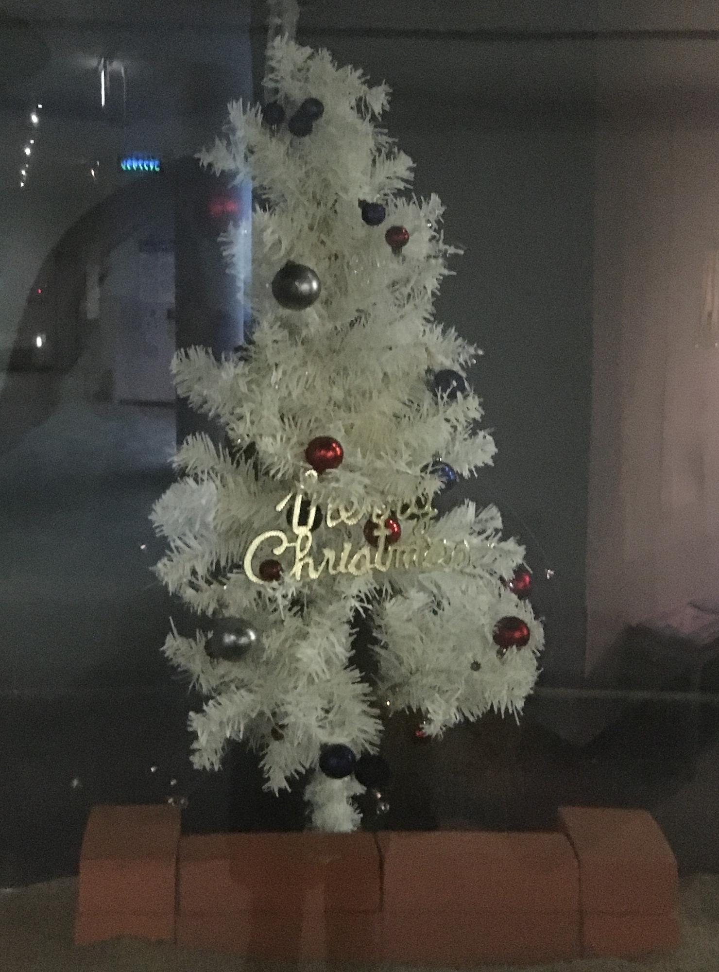 白いクリスマスツリー
