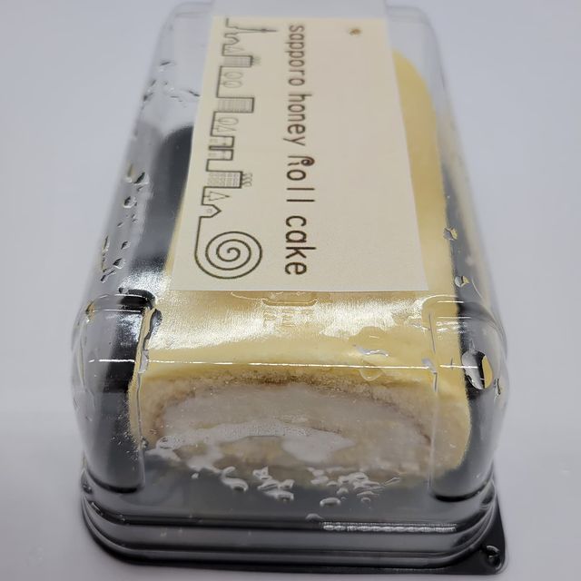 札幌産のハチミツを使ったロールケーキ
