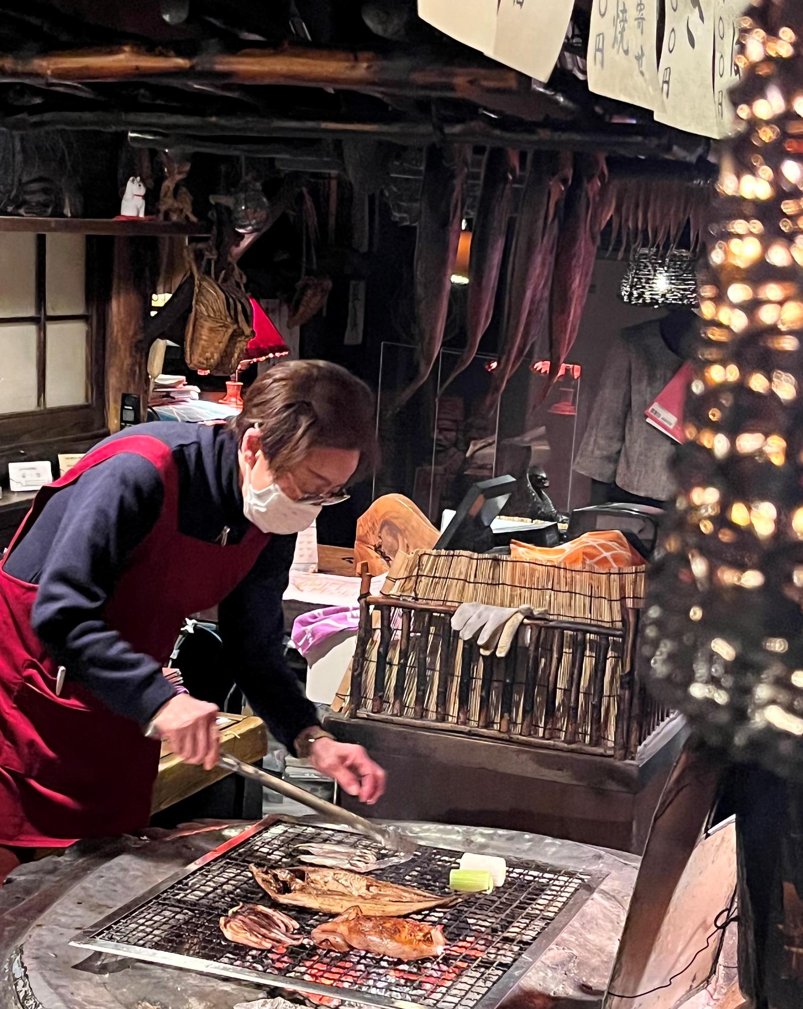昭和29年の創業当時から使っている炉端で焼く海鮮はまた格別です