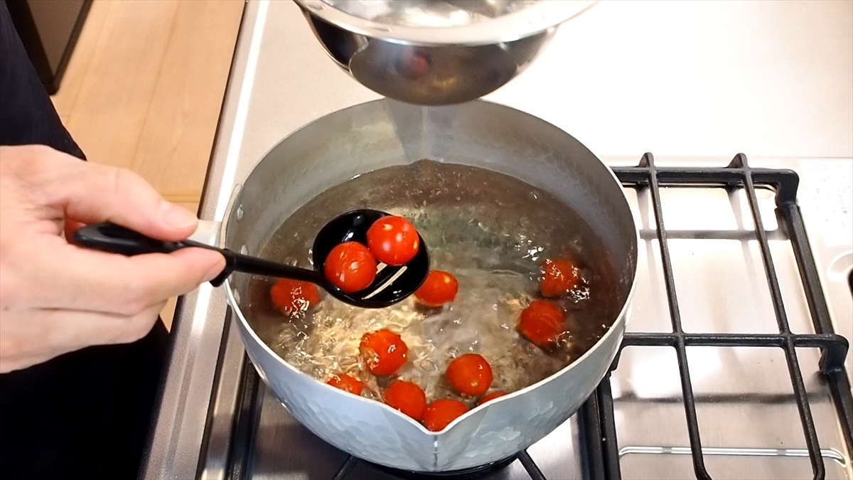 ミニトマトは切れ目を入れて湯むきします。
