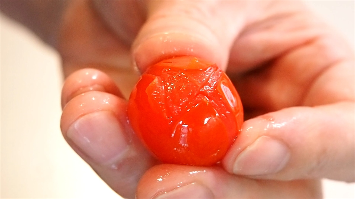 ミニトマトは切れ目をつけてお湯に漬けると、皮がめくれて簡単にむけます。