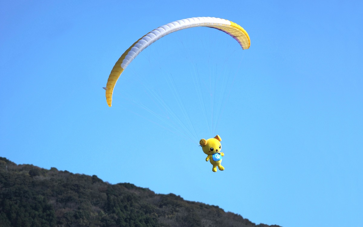 土浦市小野にある朝日峠展望公園からテイクオフ！ 筑波山の風に乗ってパラグライダーで空を飛ぶつちまる君。