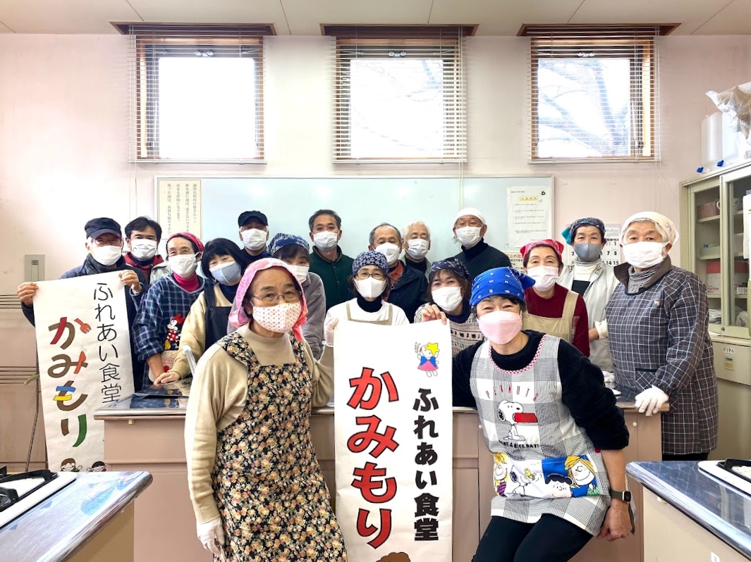 代表の鈴木君枝さん（写真手前左）を中心に毎回20名以上の地元の方々がボランティアとして食堂運営に携わっています。