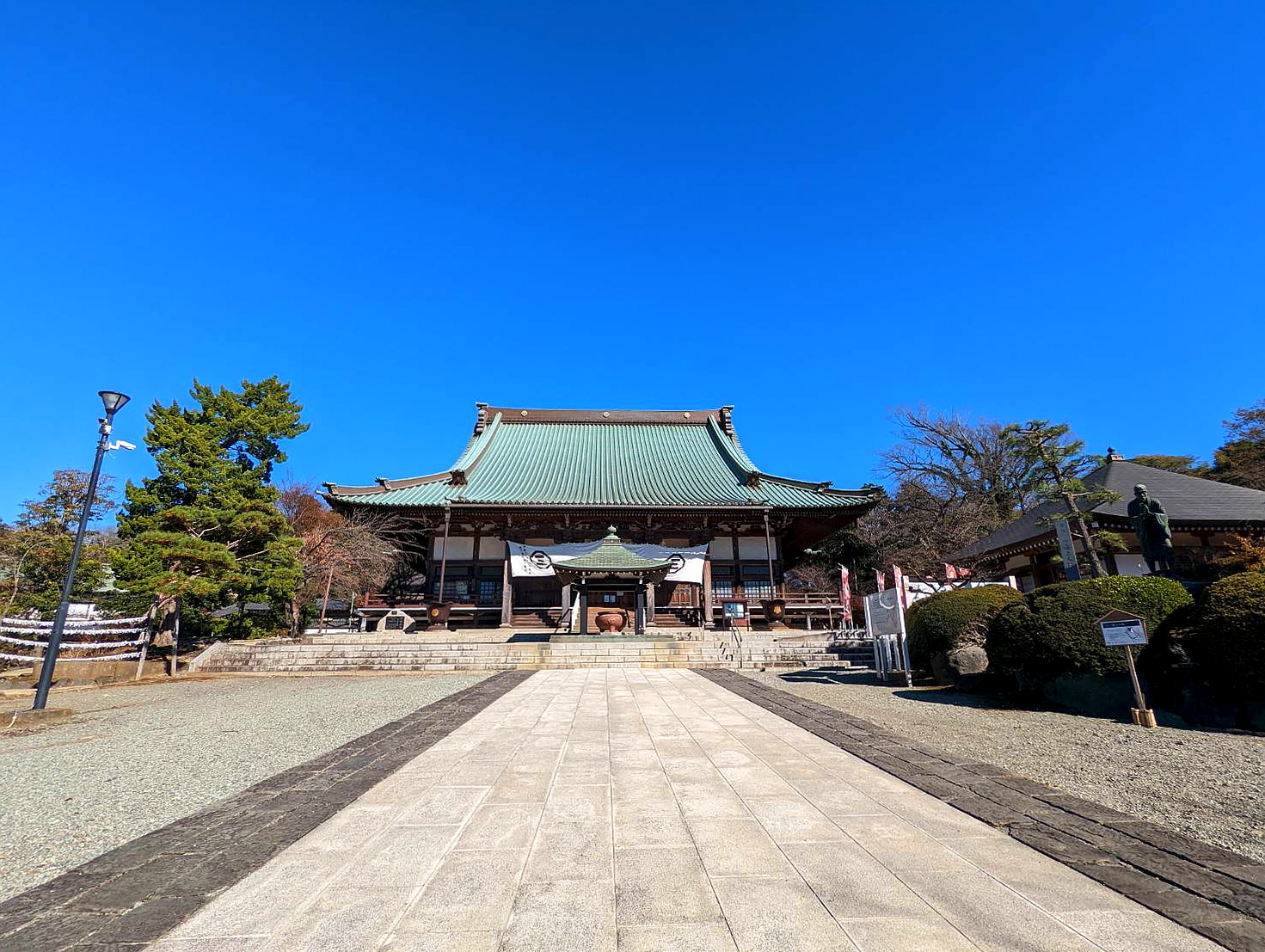 東海道最大級・木造銅葺の「本堂」（登録有形文化財）
