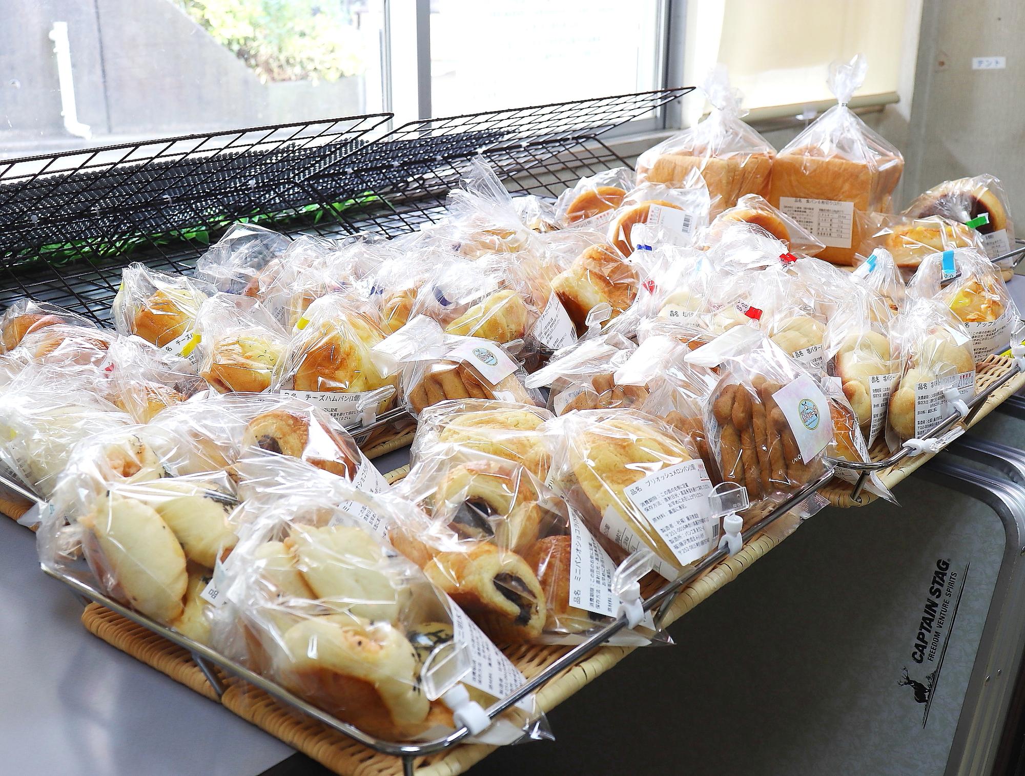 オープン前に準備されていくたくさんのパン