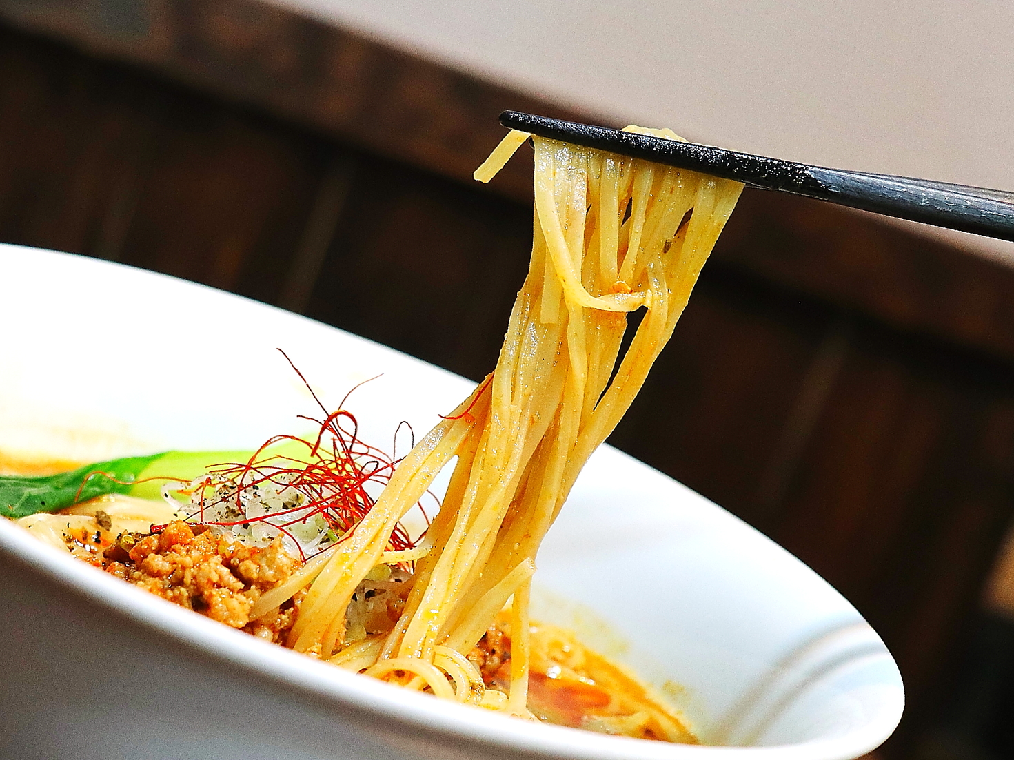 「汁あり担担麺」は整った角が美しい平麺