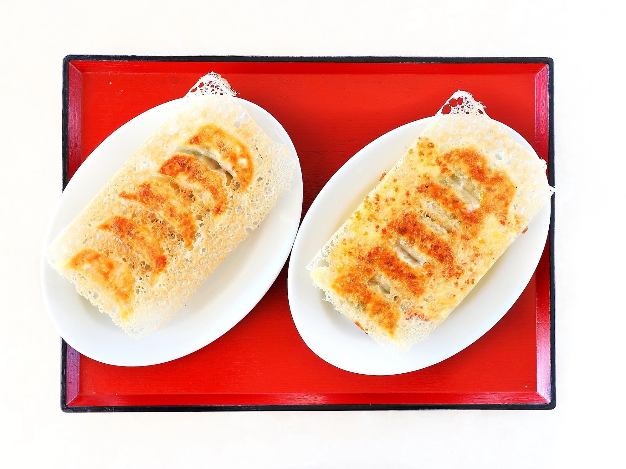 写真左「エビ焼き餃子」、写真右「チーズ焼き餃子」