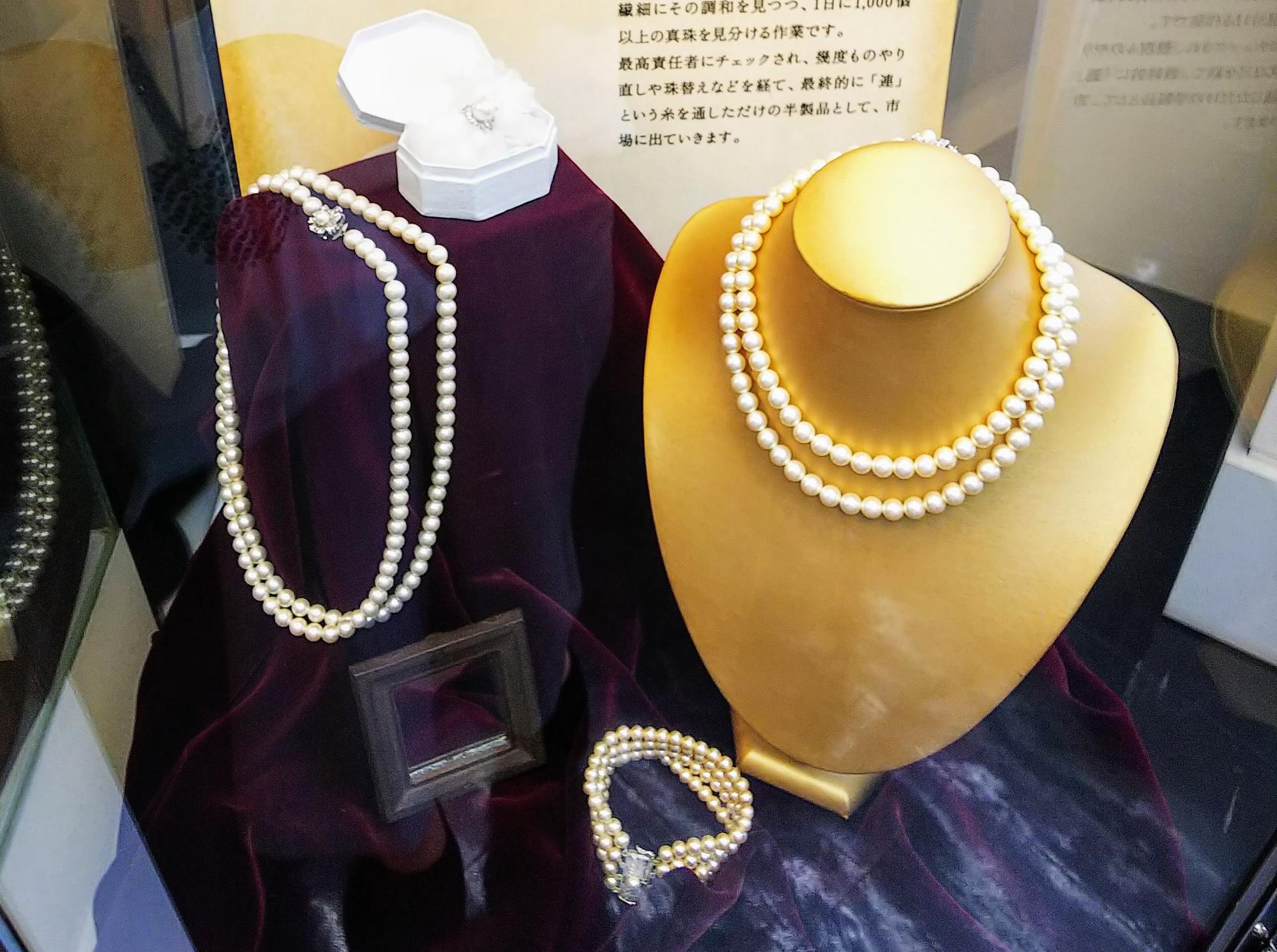 一つの連に少しずつ大きさの違う真珠が選ばれ並べられている