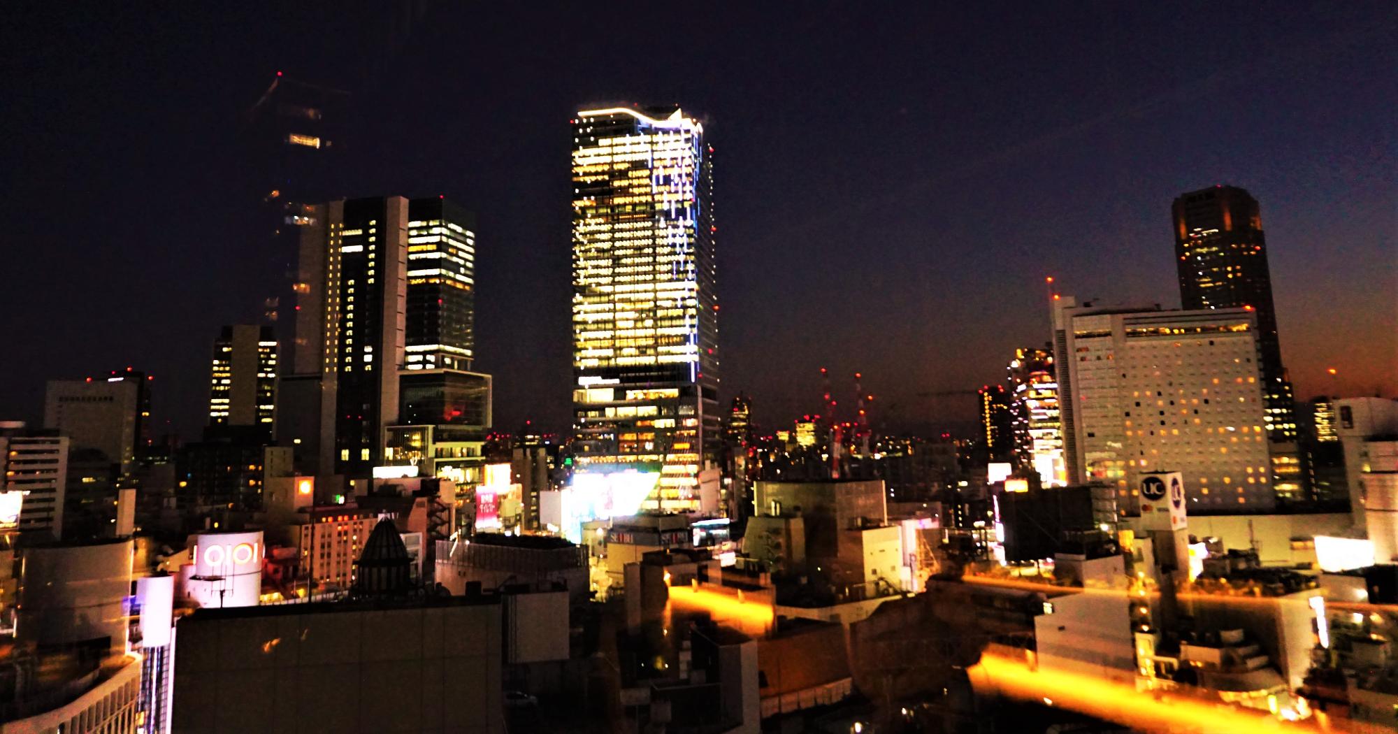 屋上テラスからは間近に迫る渋谷の夜景を一望