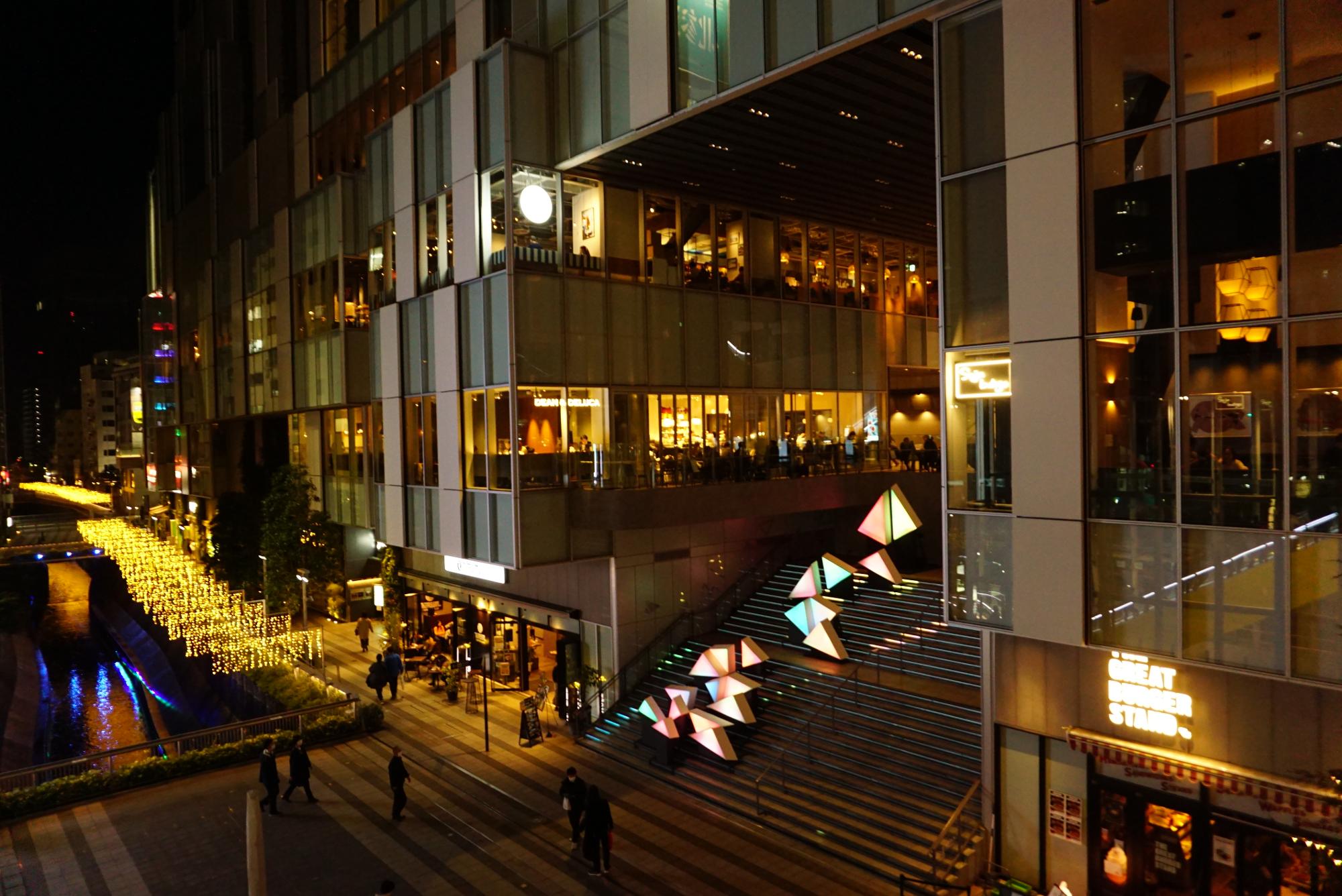 渋谷川いをまたぐ稲荷橋広場に面した渋谷ストリームの大階段