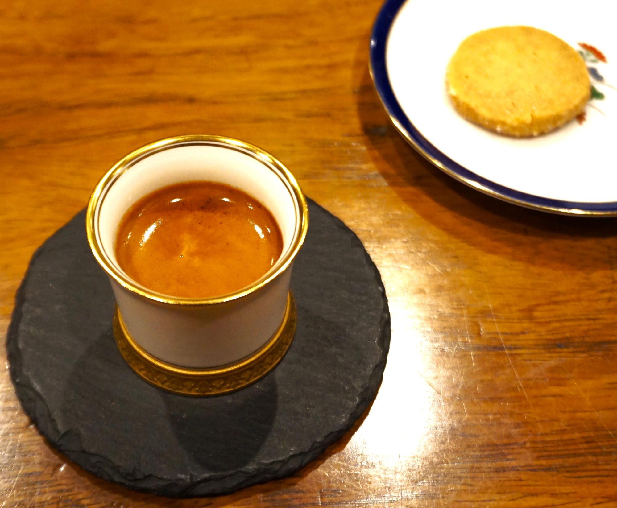 Espresso(700円税込）は、塩味の効いた自家製クッキーもセットで楽しめます
