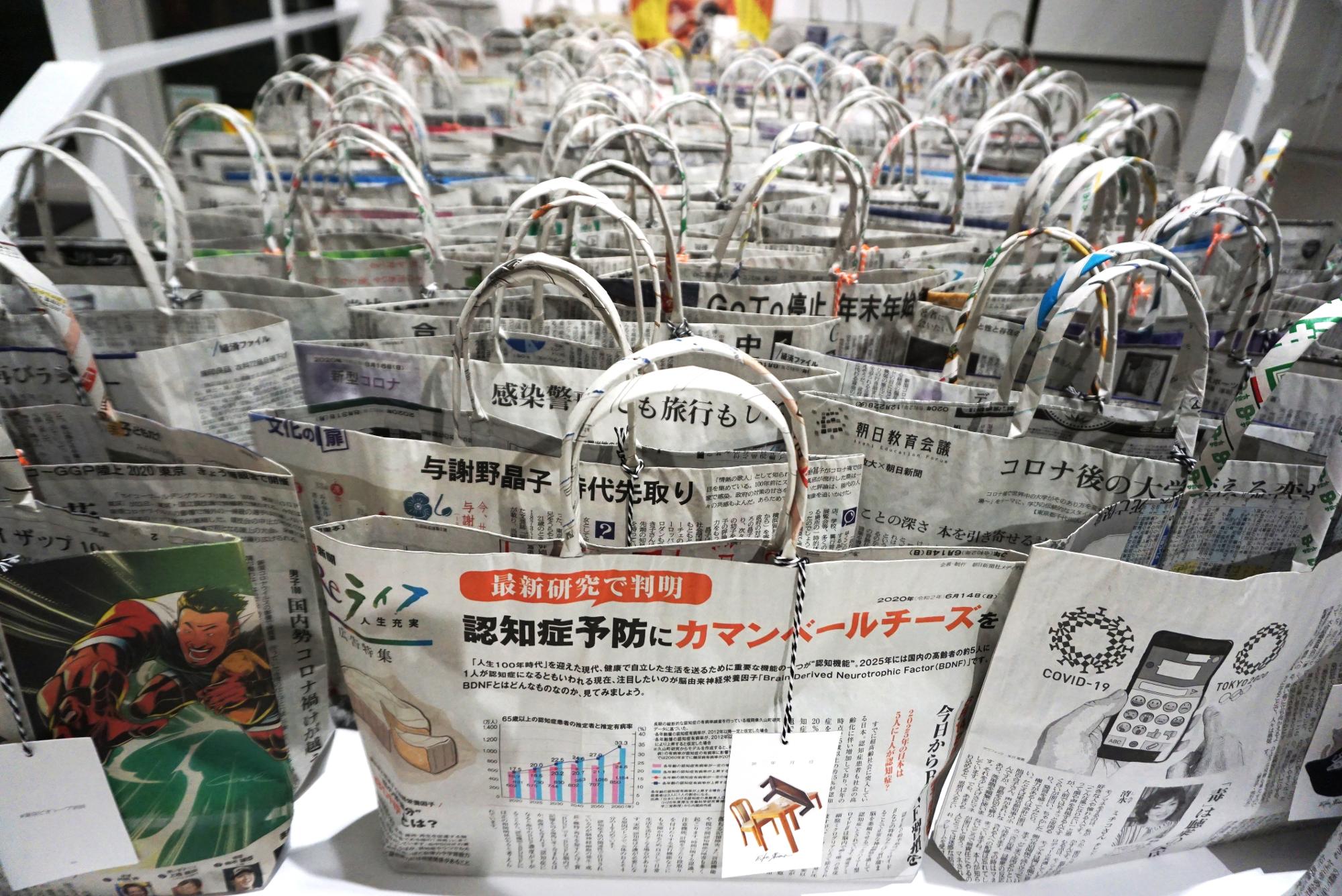 嶋暎子さんの新聞バッグも、ここまで大量にならべると圧巻。表に見せている記事の選び方もおもしろい