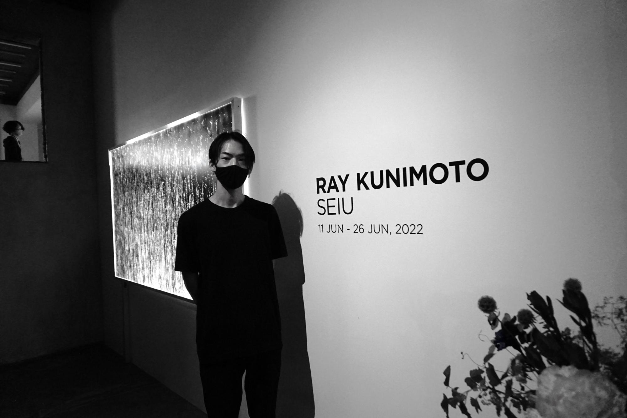 國本玲（Ray Kunimoto) 1991年NY出身、東京育ち。慶応義塾大学文学部美学美術史専攻卒業。2021年にNYより帰国。日本、アラブ首長国連邦、台湾、アメリカなど世界各地でサウンドインスタレーション作品やライブパフォーマンスを発表。