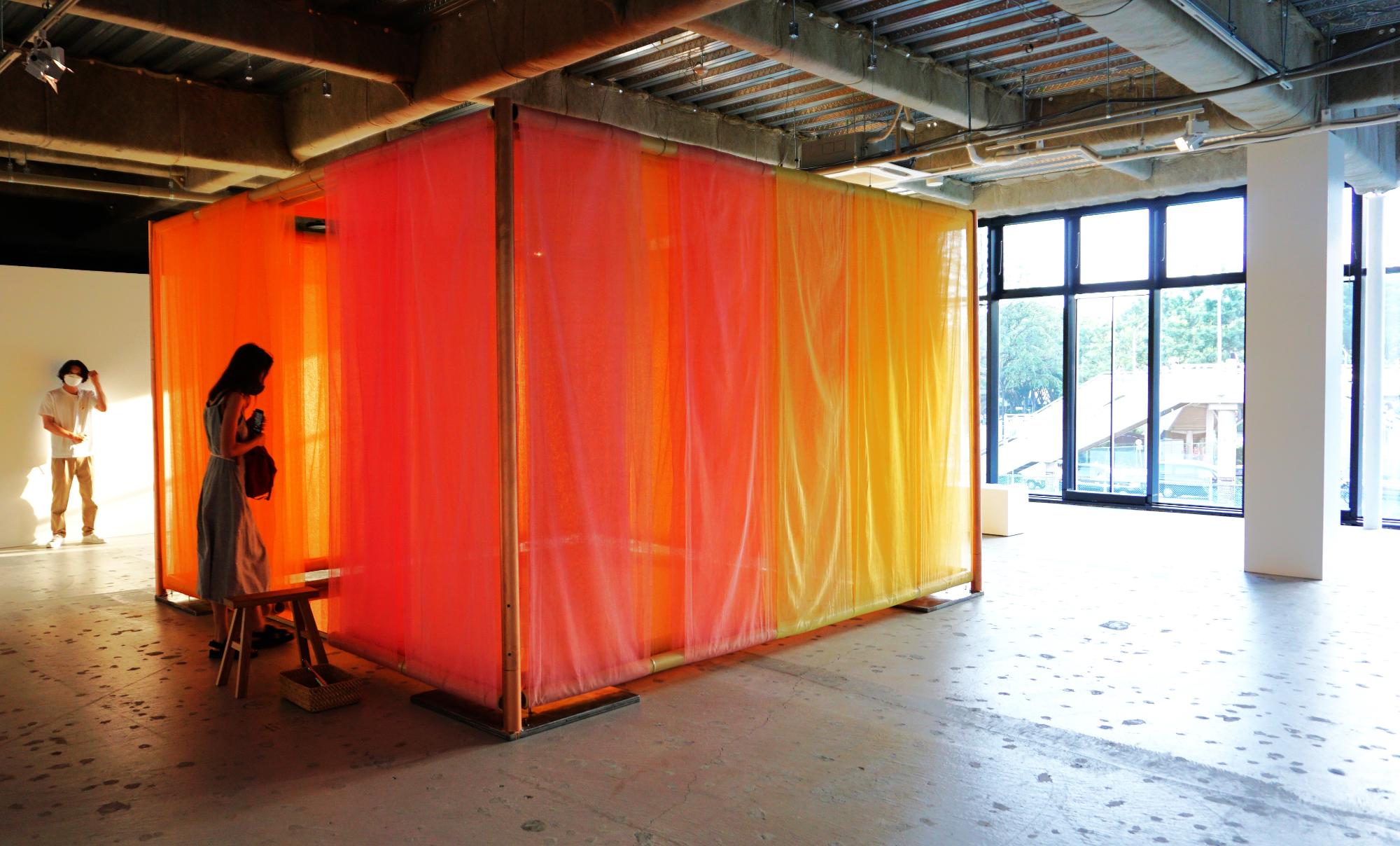 ウーヴ・クリコカラーの染め布に包まれた空間に入ると、差し込む太陽光によって移り変わる色彩の妙を体感できます。