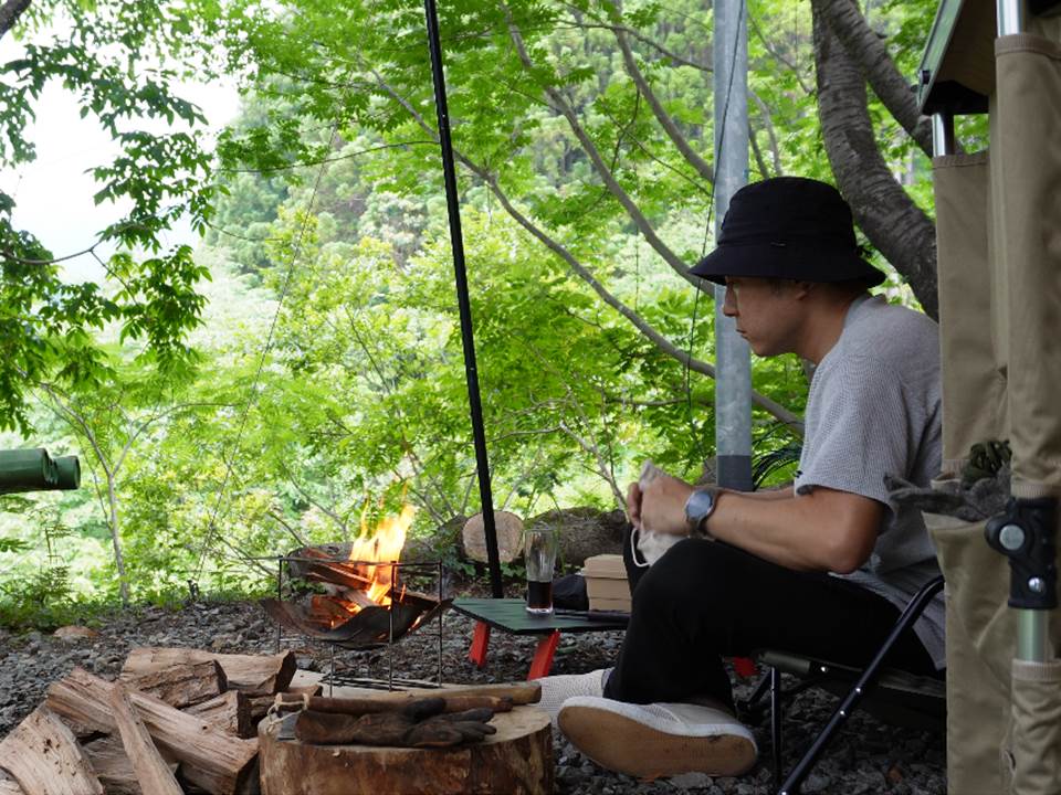 森の中で一人でキャンプ