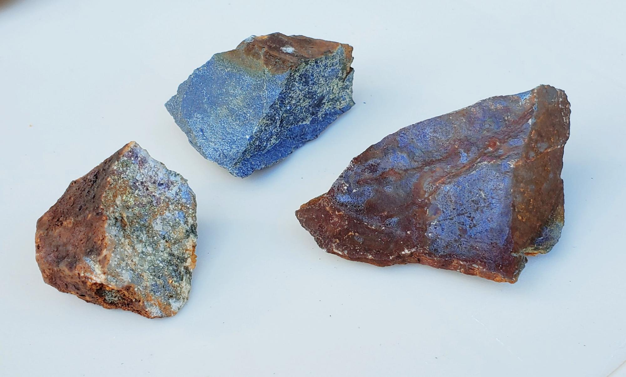 この時拾った青っぽい石。左はパイライト。