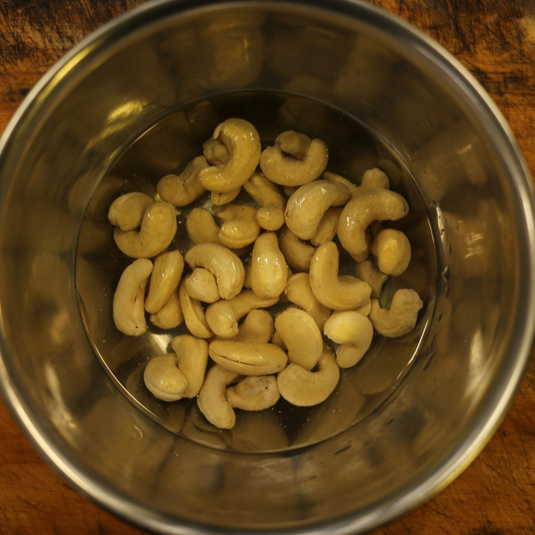 カシューナッツは水に浸けておくとペーストに柔らかくなり、ペーストにしやすいです。