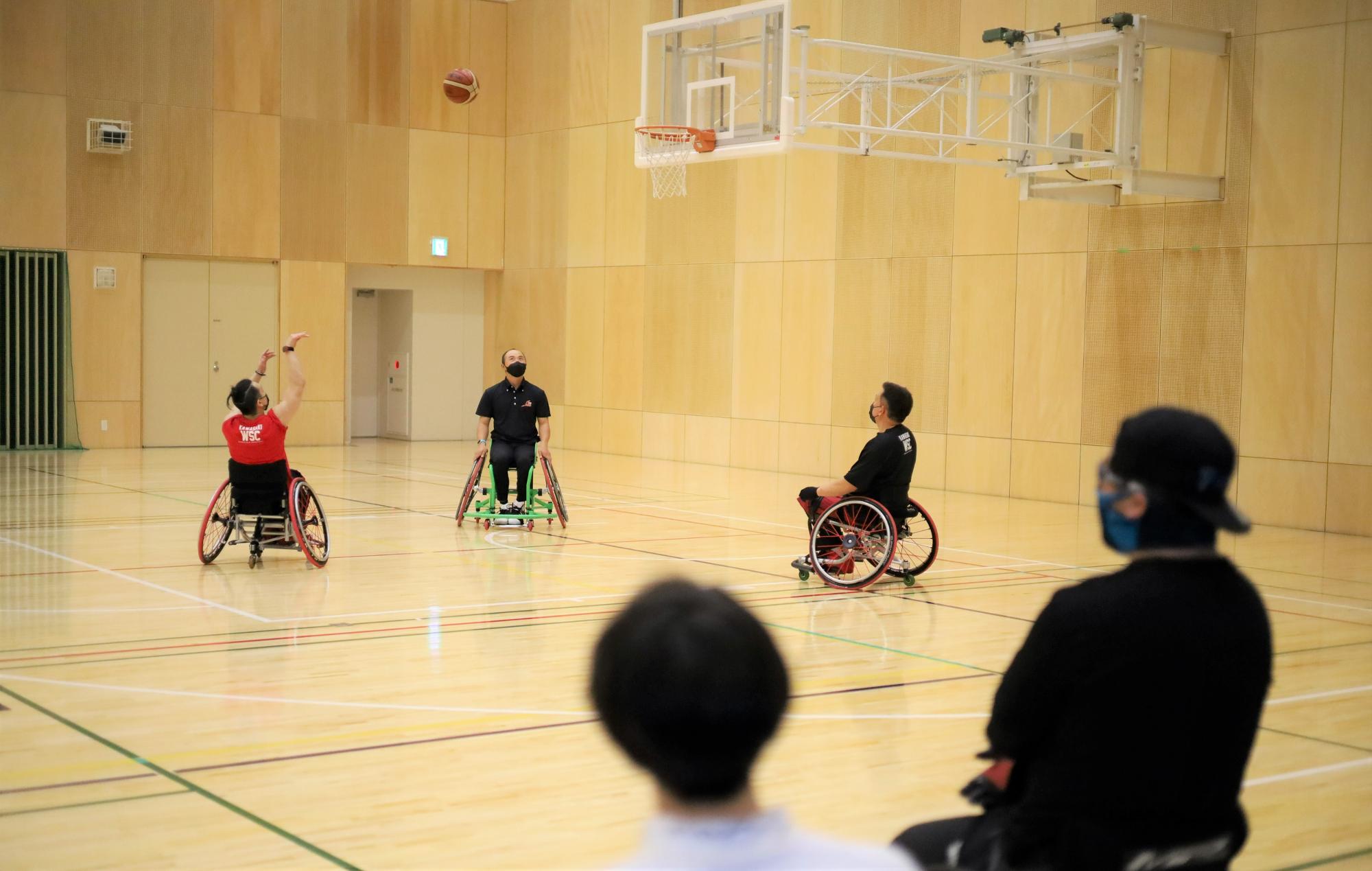 シドニーパラリンピック日本代表であり、カルッツかわさきでも練習をしていた車椅子バスケットボールチーム「川崎 WSC」の佐々木勝也選手によるデモンストレーション。その技術に参加者らも魅了された。