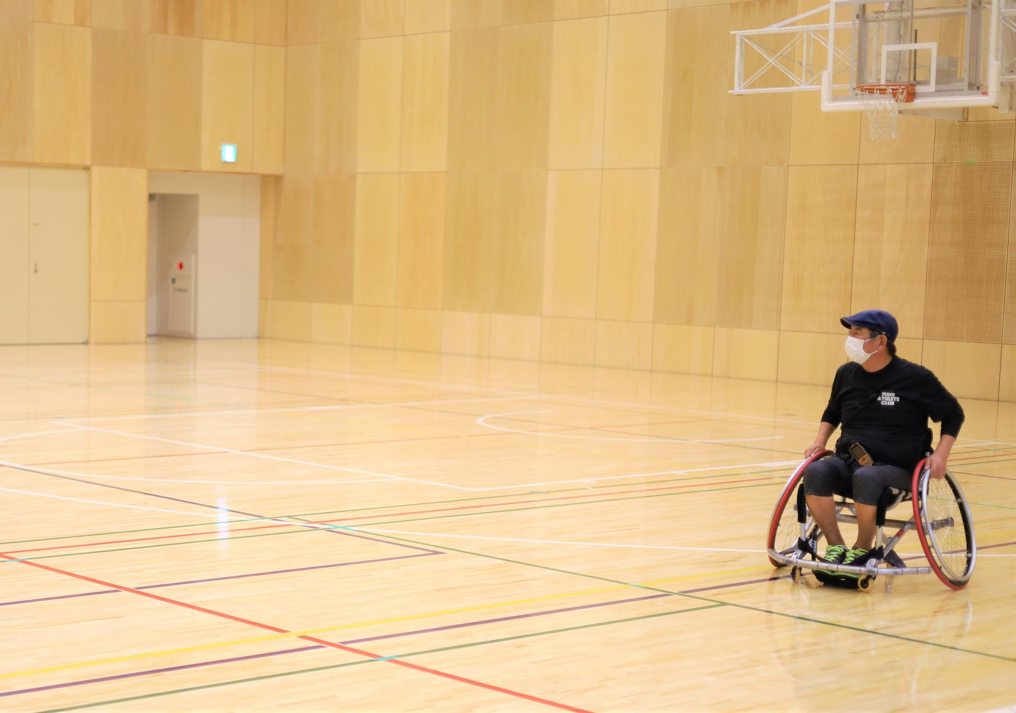 他の参加者に交じって一緒に車椅子スポーツを楽しむ井上さん。障がい者スポーツを身近な存在にするために今回のイベントを企画した。