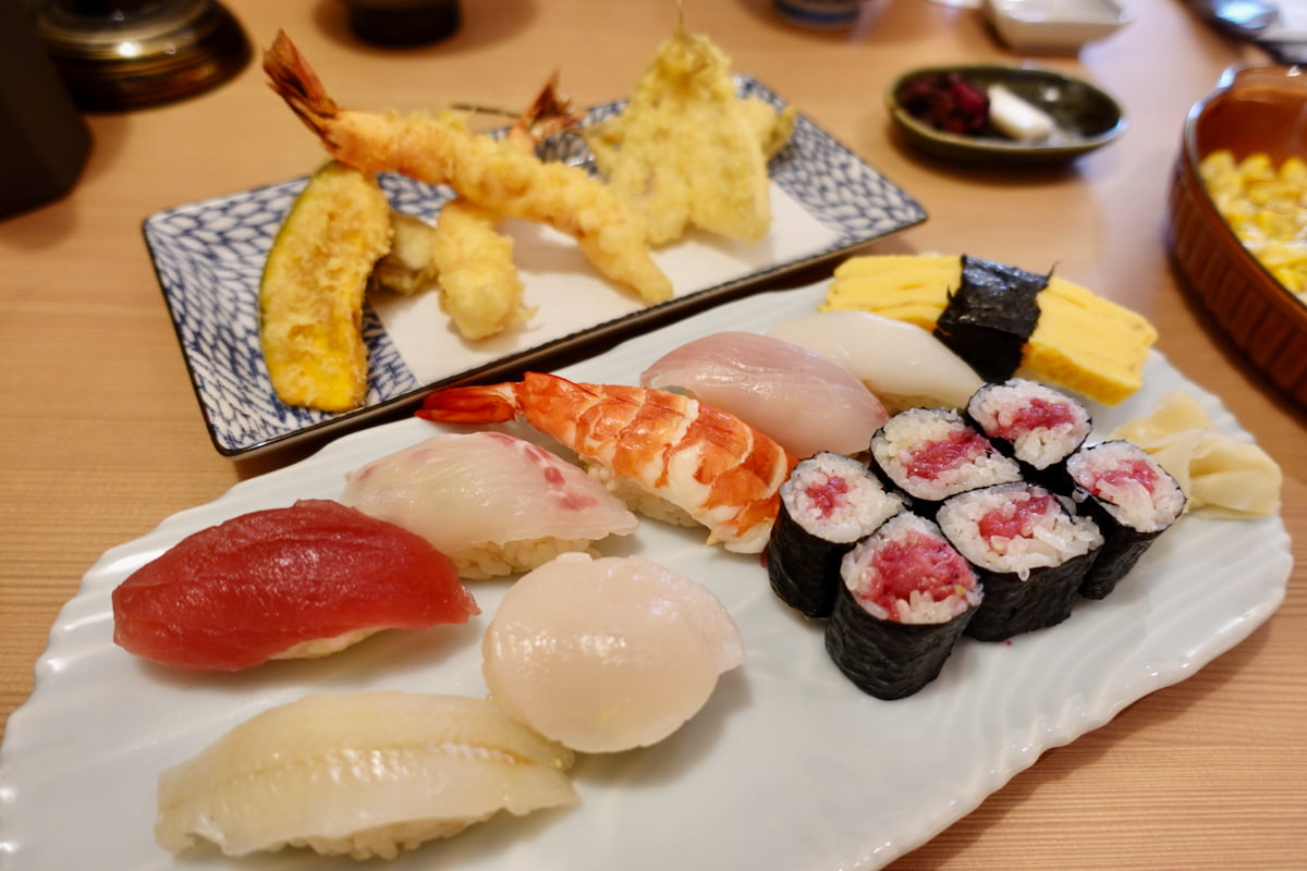 お寿司7種細巻1本（2,400円）と天ぷら5種（1,800円）
