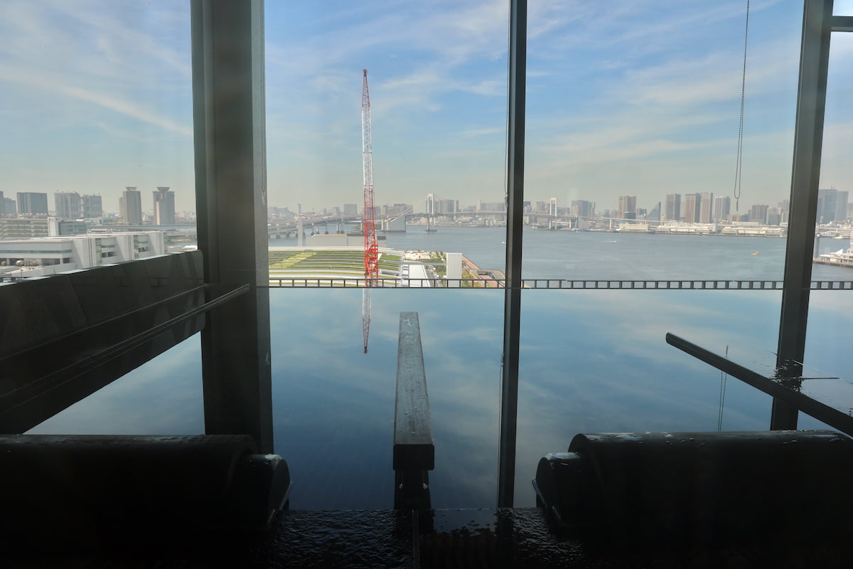 東京湾の海に繋がりそうな眺望温泉