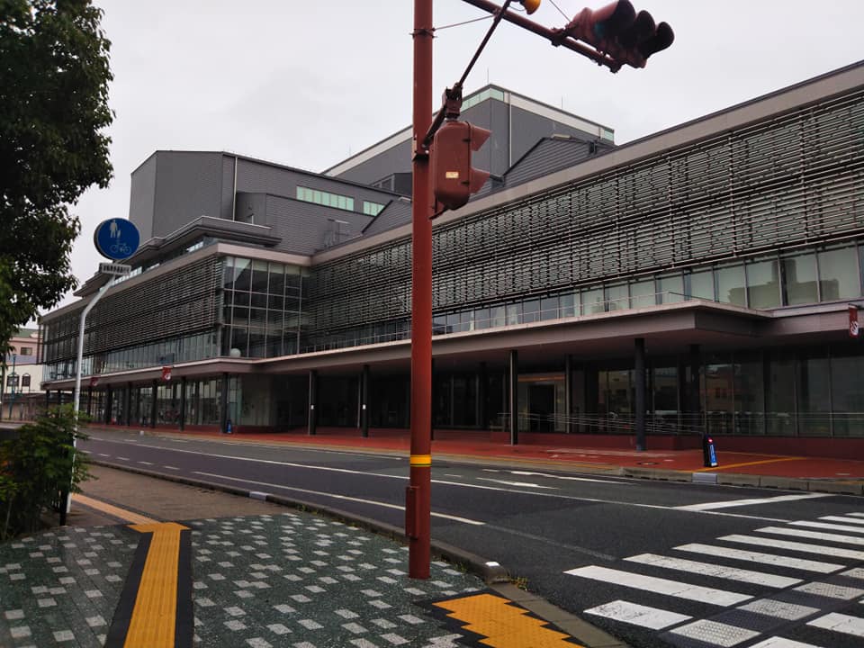 道路を挟んで隣接する、東広島芸術文化ホール「くらら」
